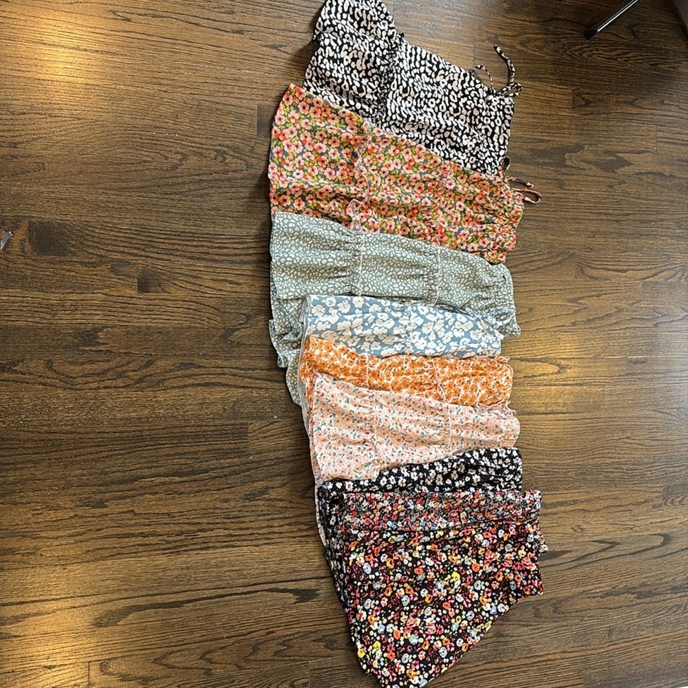 Teen 9 floral skirts by SHEIN
8 small
1 medium 
Sold as a LOT
Gently used